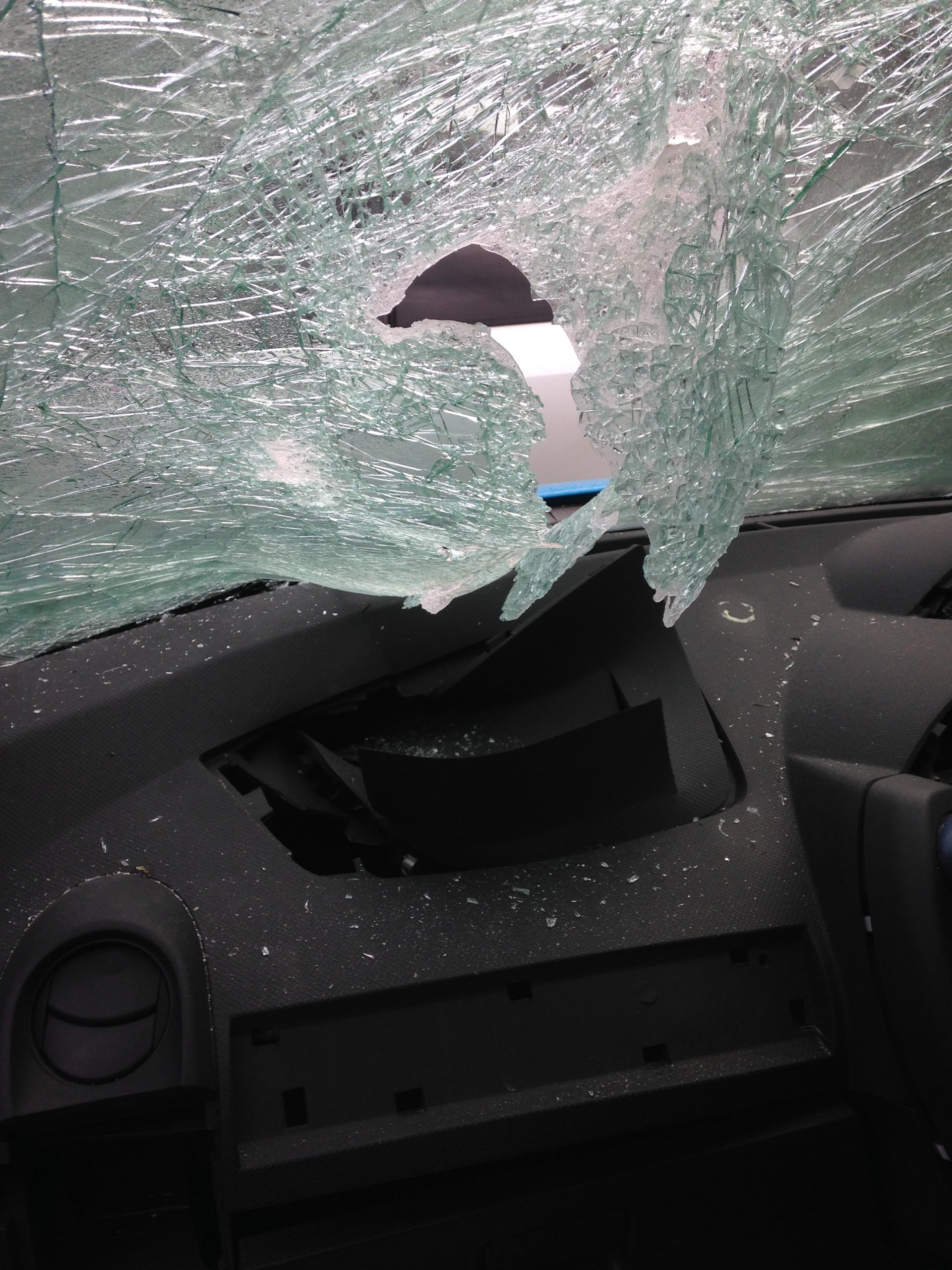 暴発したエアバッグインフレーターに破られたフロントガラス