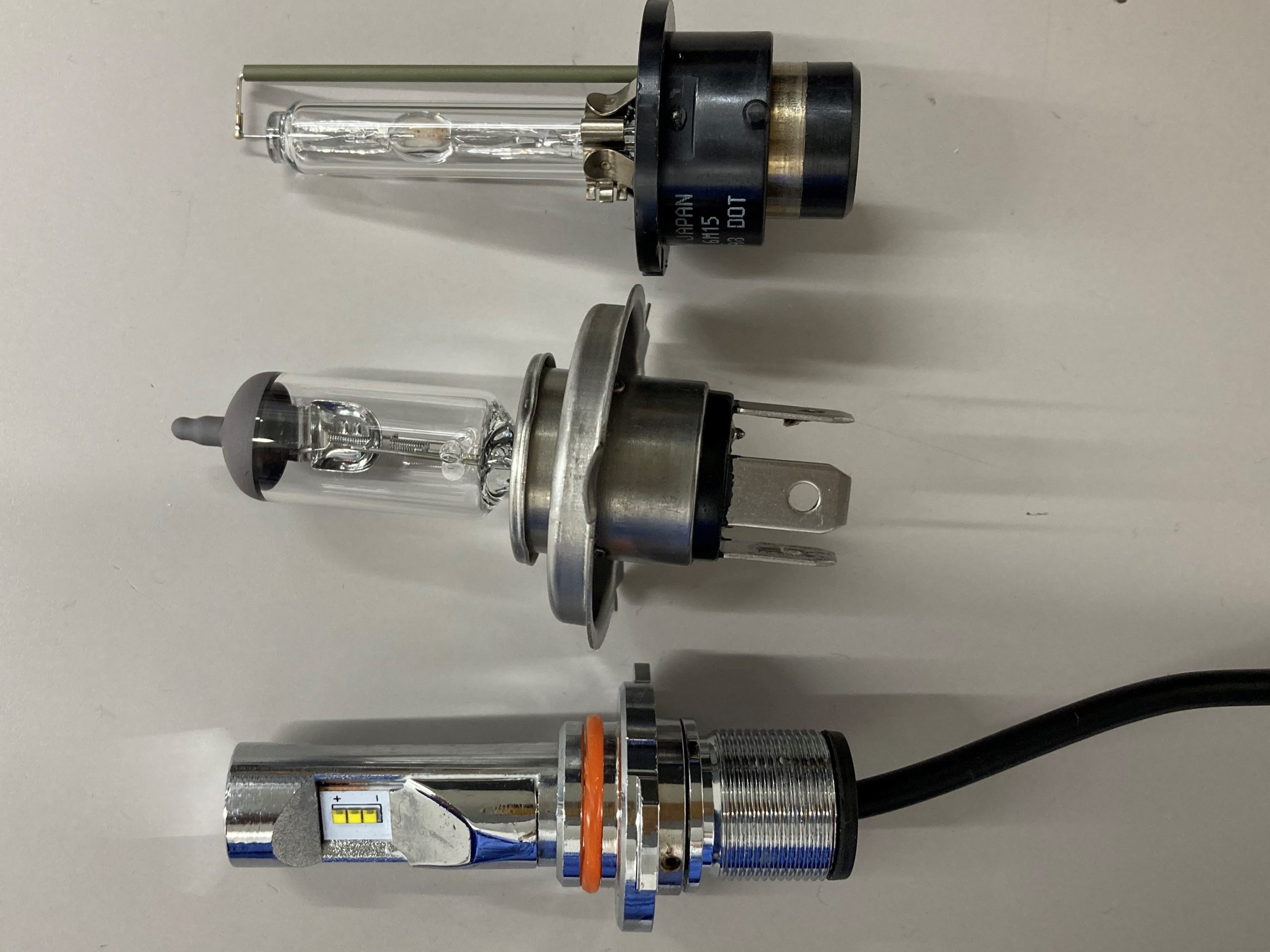 上から、HIDバルブ、ハロゲンバルブ、LEDバルブ