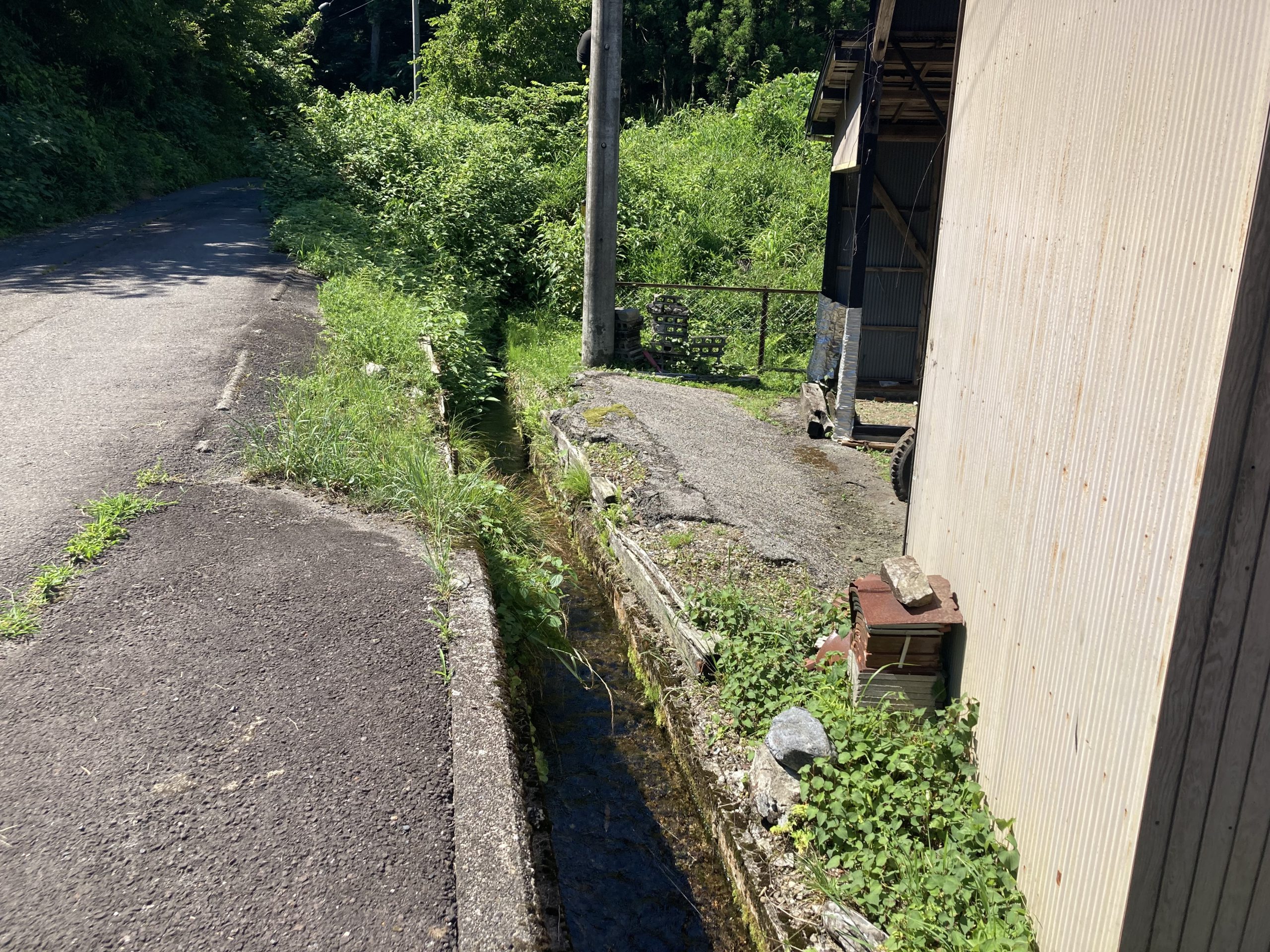 接続道路と車庫の間の水路