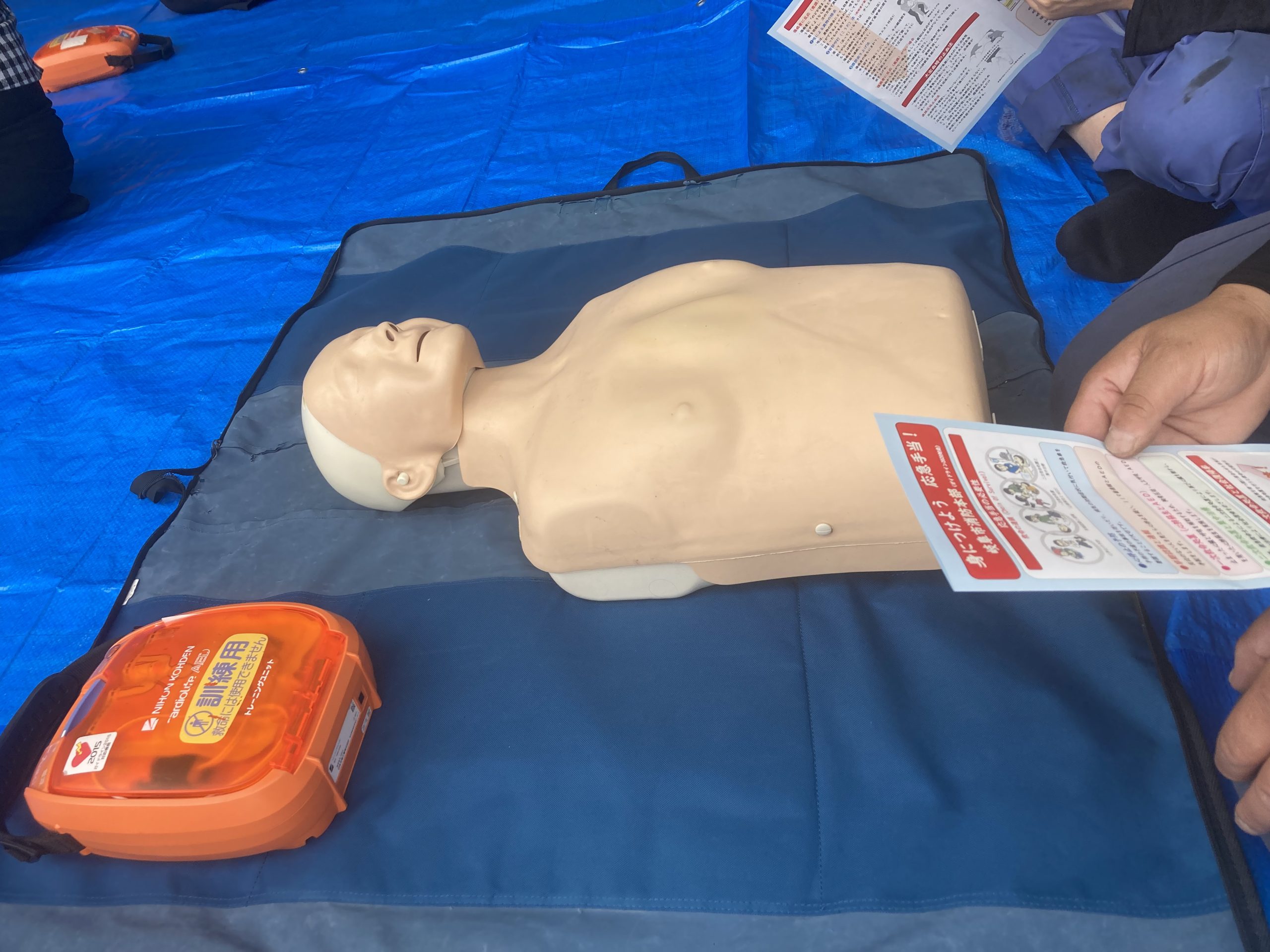 講習用のダミー人形と模擬AED
