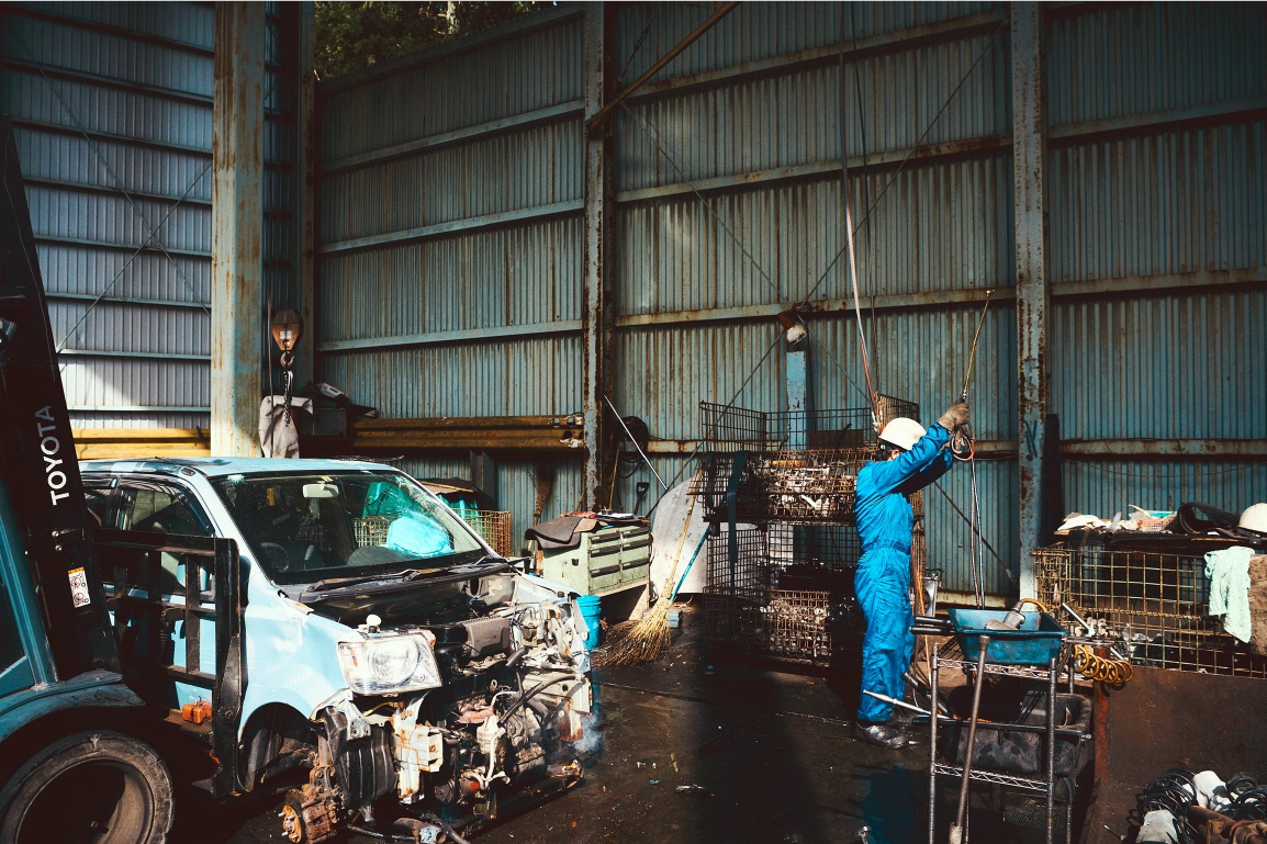 廃車リサイクル工場の風景