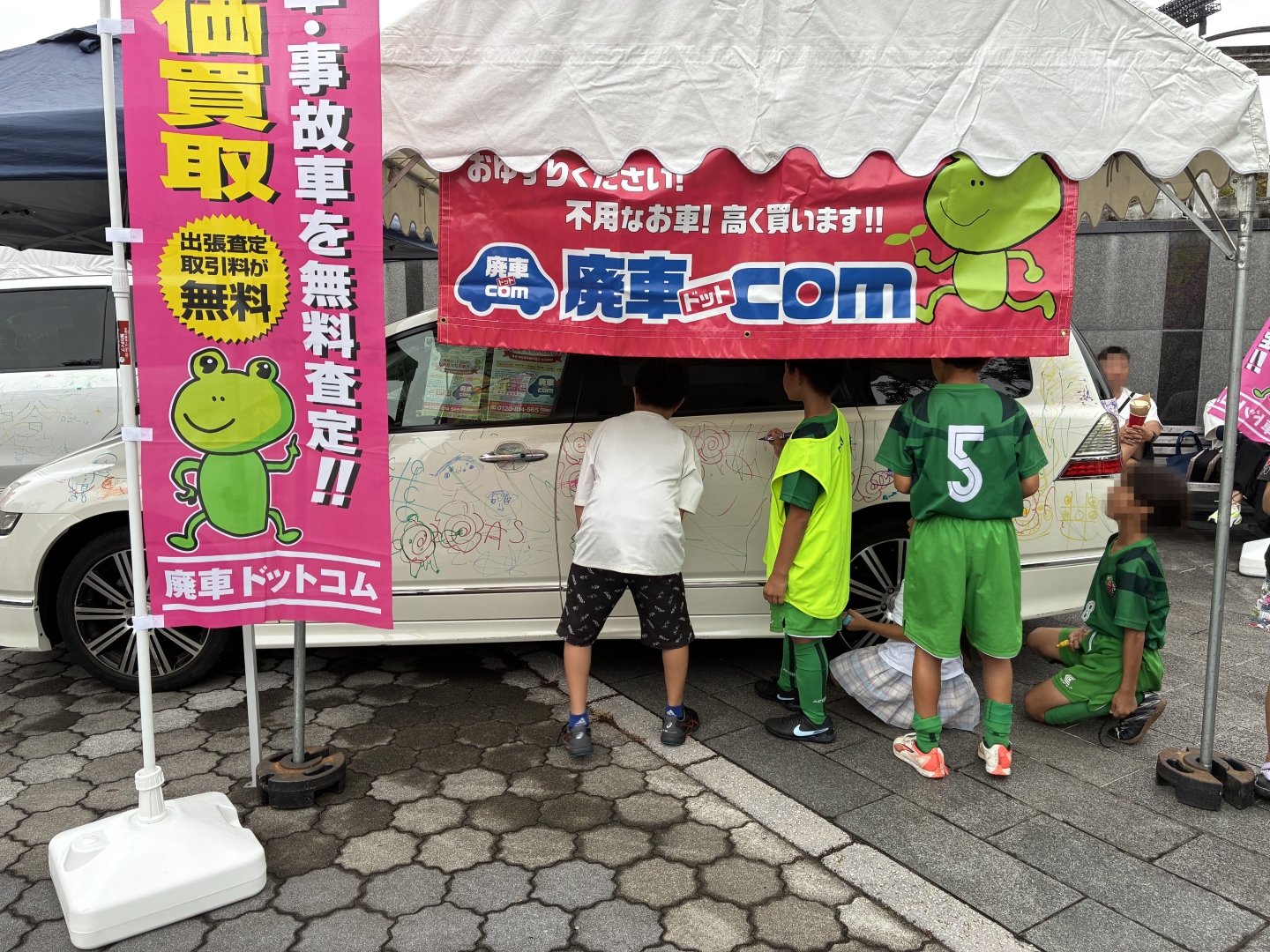 自動車にらくがきしている子供3