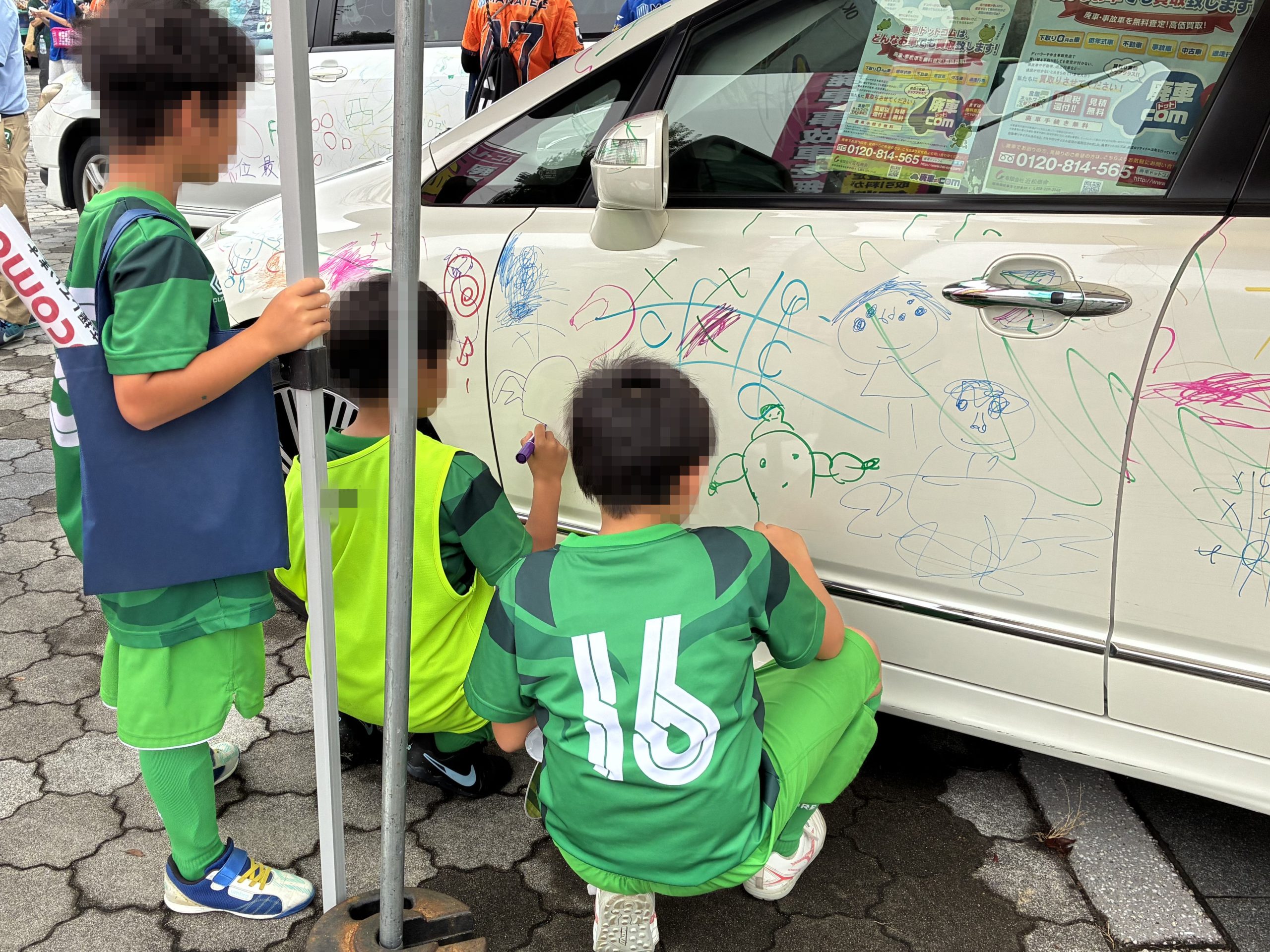 自動車にらくがきしている子供
