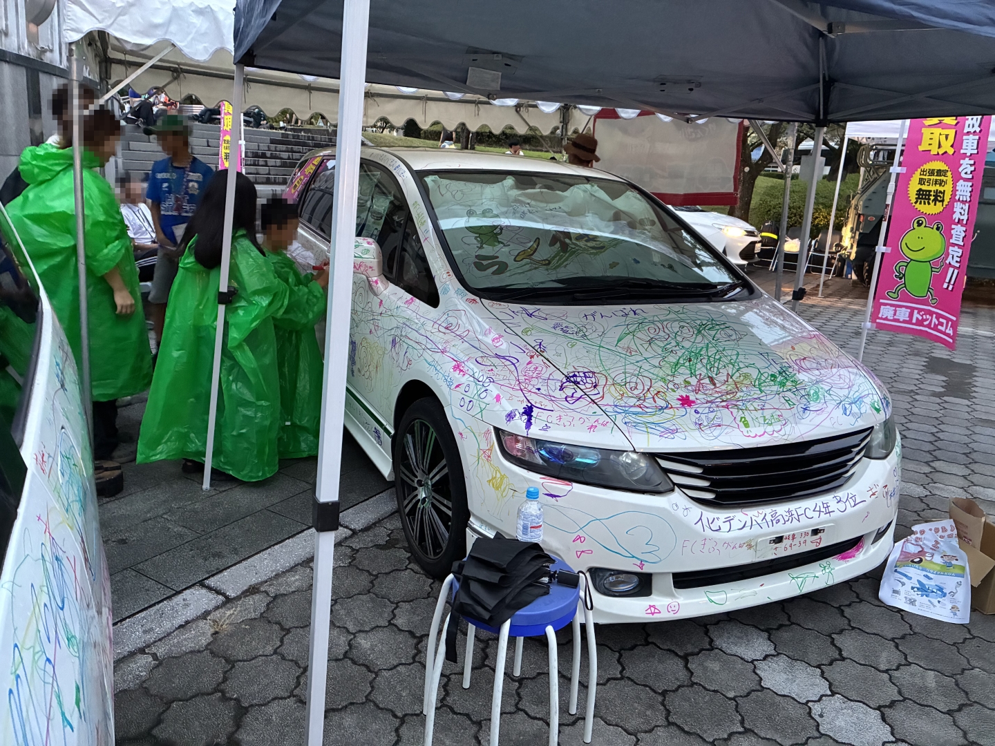 自動車にらくがきしている子供4