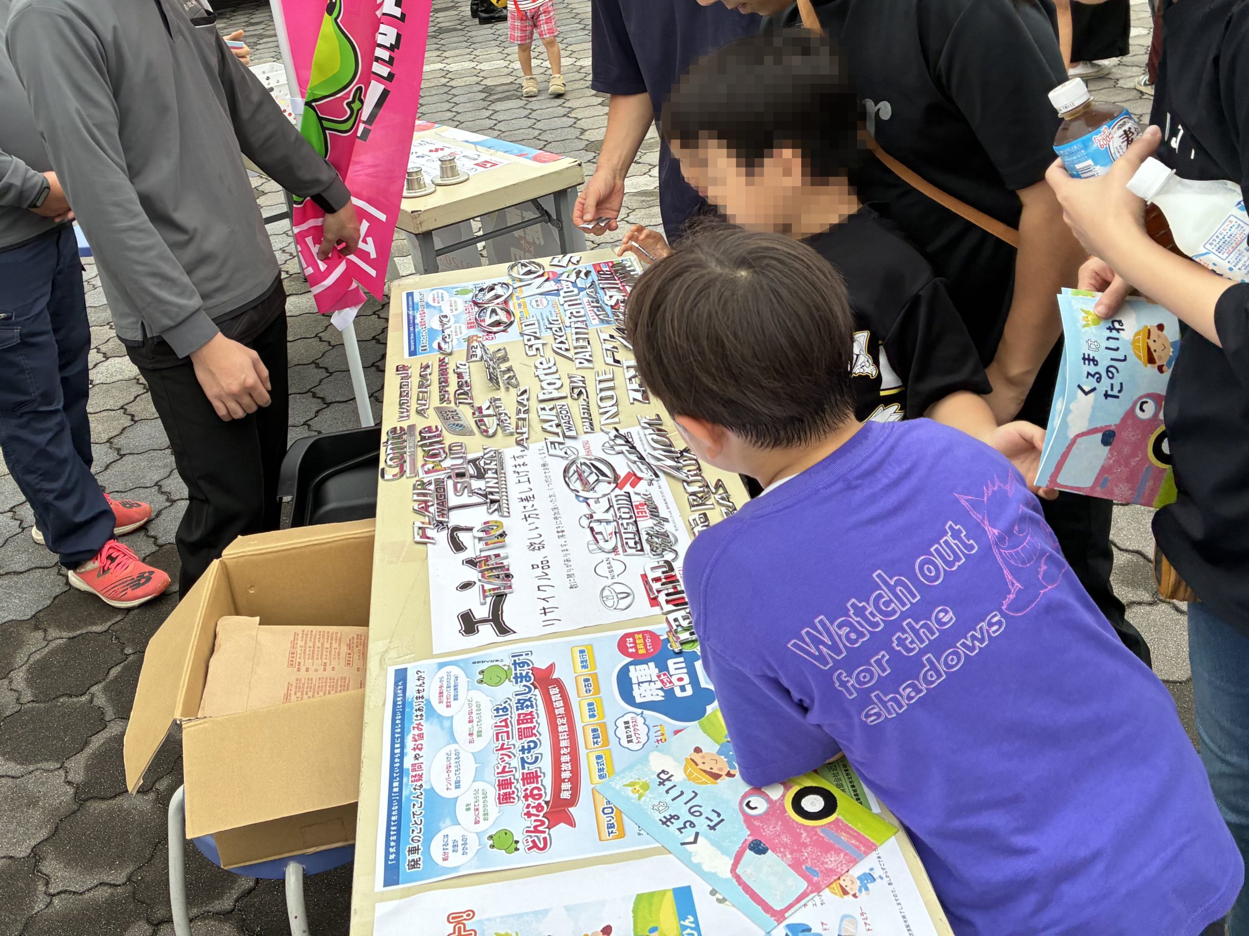 自動車エンブレムを見ている子供