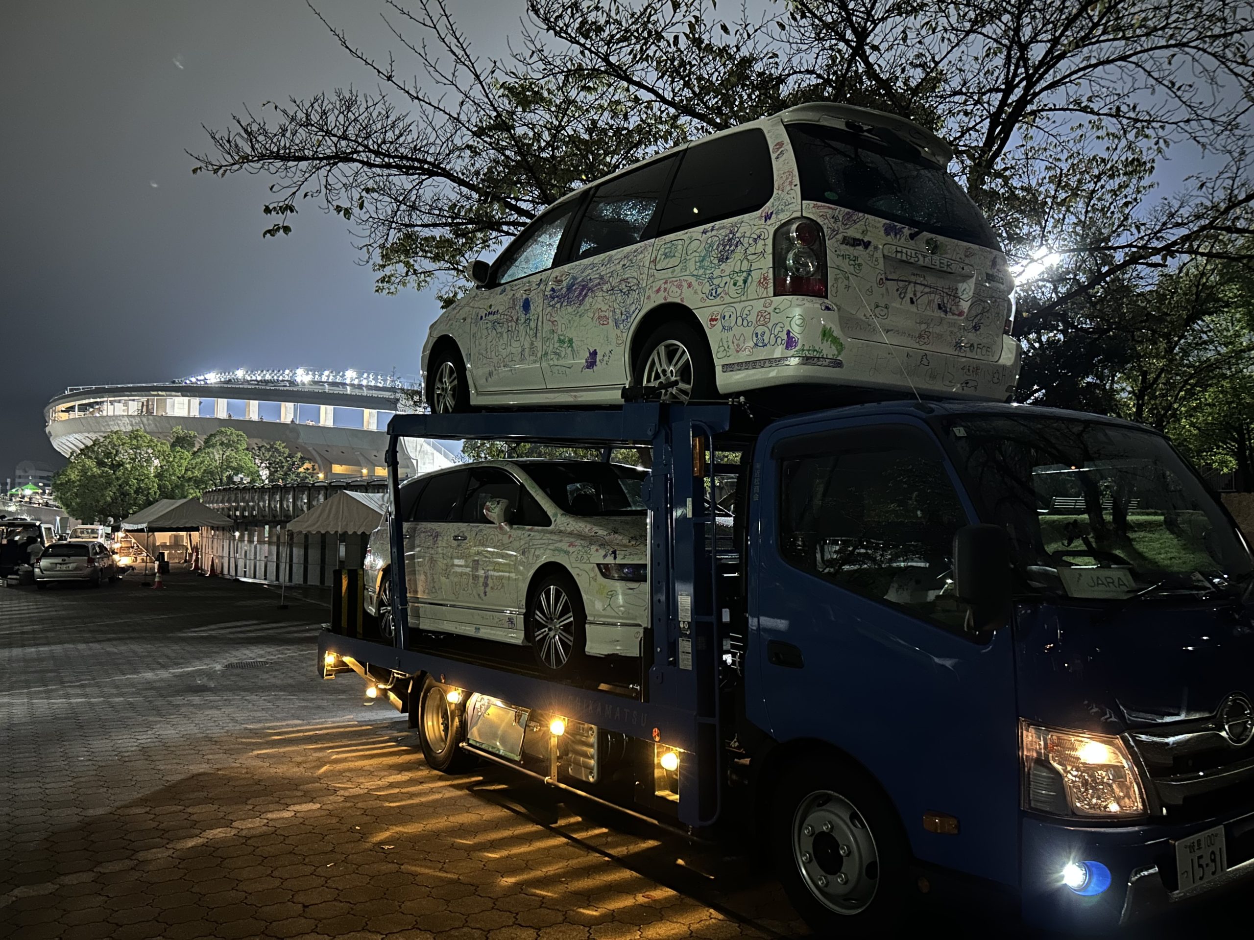 積込み完了し帰路につく積載車