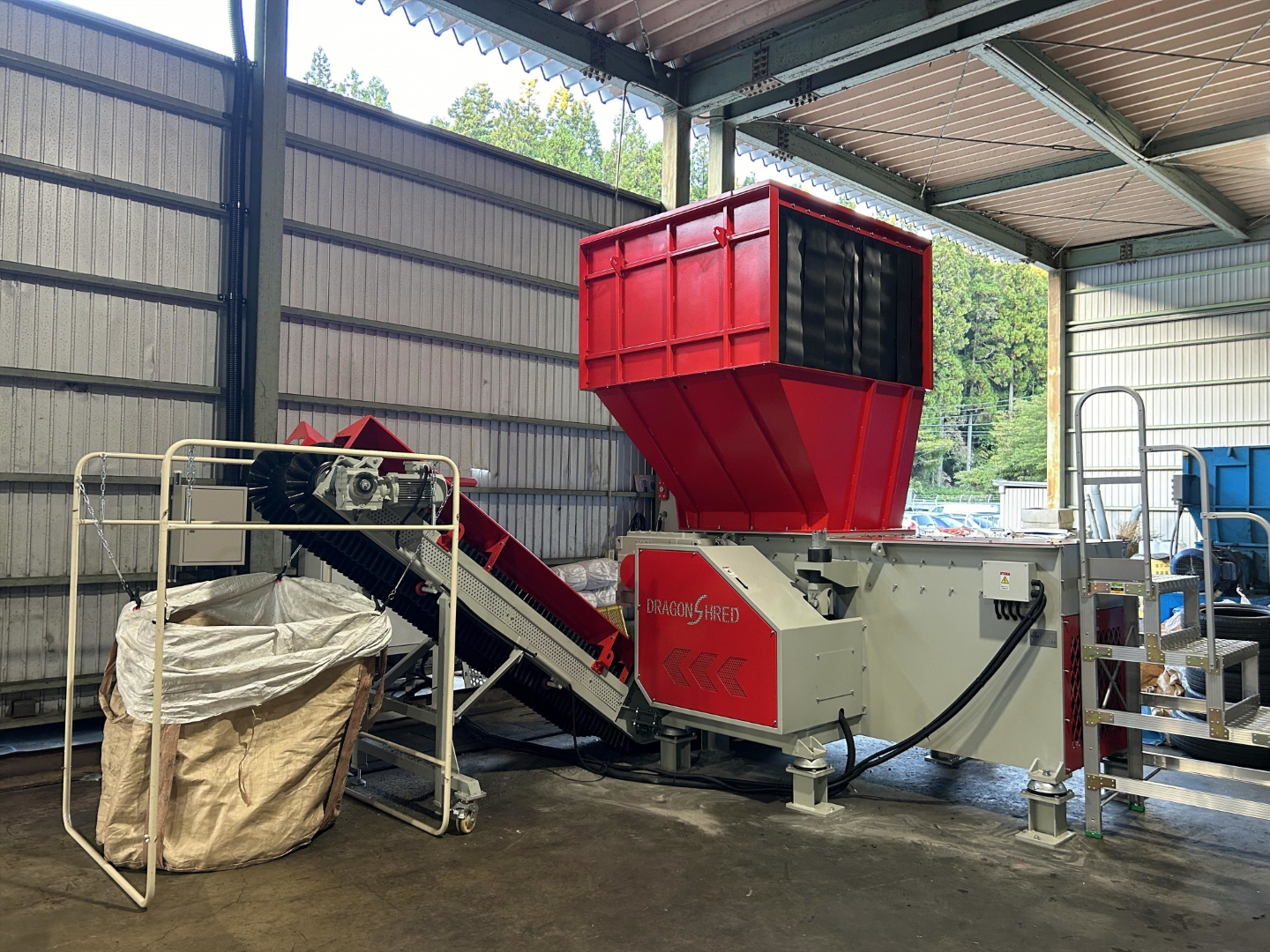 自動車：廃プラ破砕機